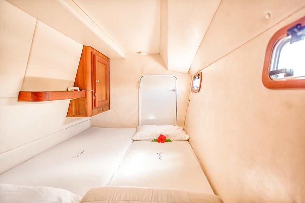 Queen Capsule Mixed Room